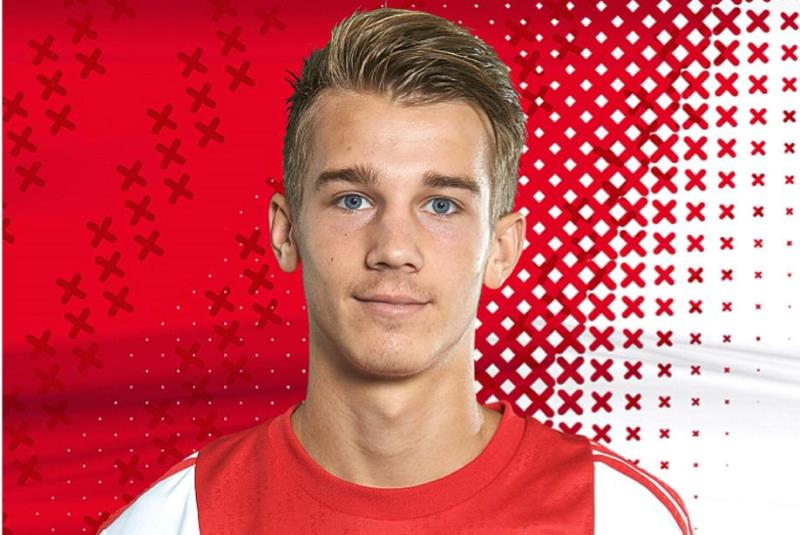 Reprezentant do 21 let Václav Černý prodloužil v Ajaxu smlouvu o další dva roky. Reprezentant do 21 let Václav Černý prodloužil v Ajaxu smlouvu o další dva roky.