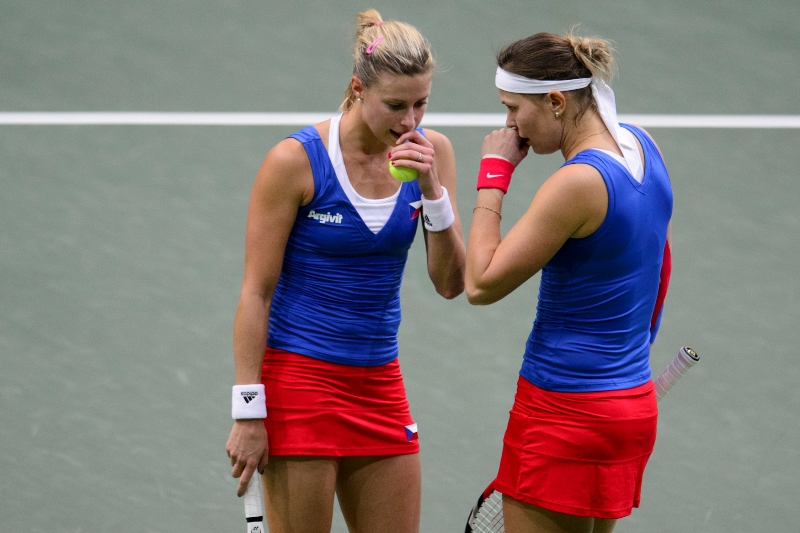 Deblistky Andrea Hlaváčková a Lucie Hradecká si podruhé v kariéře zahrají Turnaj mistryň. 