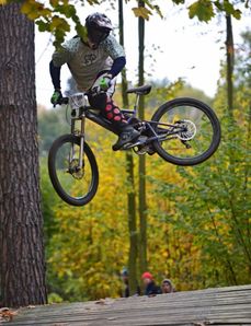 Po sjezdu bez řetězu následoval závod Whip Contest.