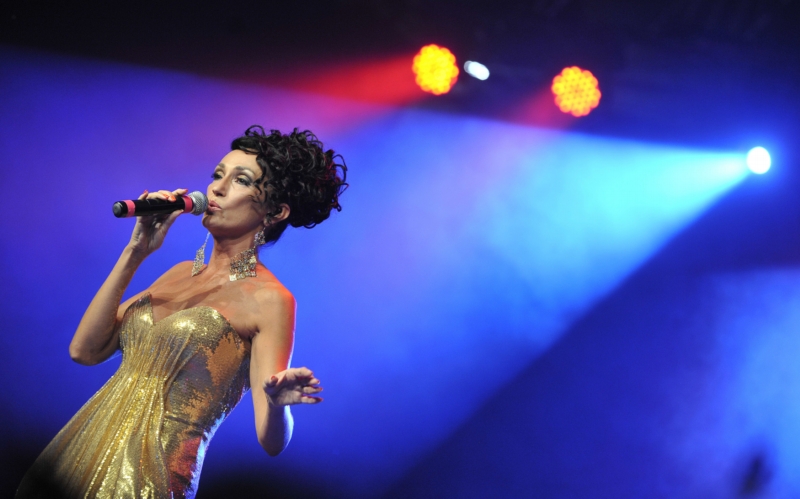 Sisa zbytečně volí vyčesaný účes. A přitom jí tak sluší nenačechrané účesy.