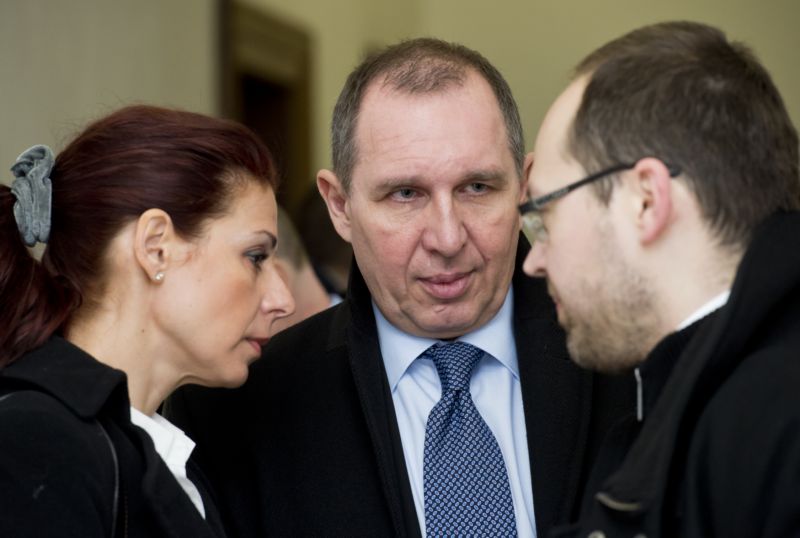 Kateřina Kottová a Petr Kott (uprostřed) na chodbě Krajského soudu v Praze.