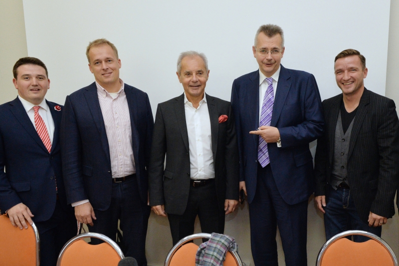 Na snímku jsou kandidáti na funkce: zleva dosavadní člen představenstva zodpovědný za marketing a komunikaci s fanoušky Tomáš Syrovátka, místopředseda představenstva a generální ředitel David Trunda, předseda představenstva a prezident klubu Jiří Šimáně, místopředseda dozorčí rady Jaroslav Tvrdík, člen dozorčí rady Vladimír Šmicer a člen představenstva a finanční ředitel Petr Boháč.