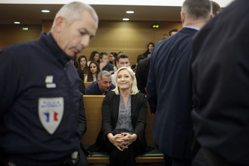 Marine Le Penová u soudu.