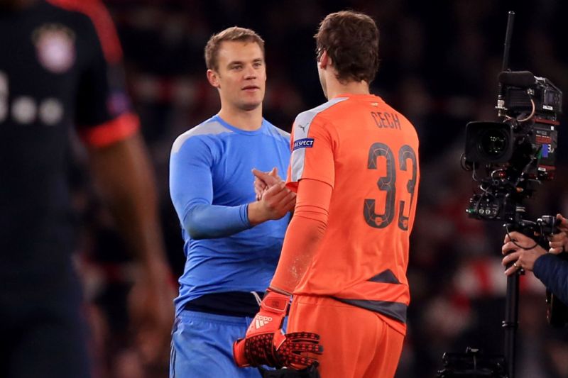 Manuel Neuer gratuluje Petru Čechovi k vítězství.