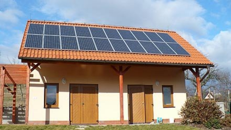 Solární panely na střeše rodinného domu. Solární panely na střeše rodinného domu.