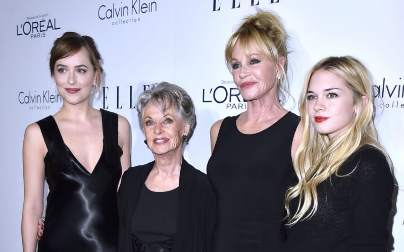 Rodina na červeném koberci: (zleva) Dakota Johnson, Tippi Hedren, Melanie Griffith a Stella Banderas.