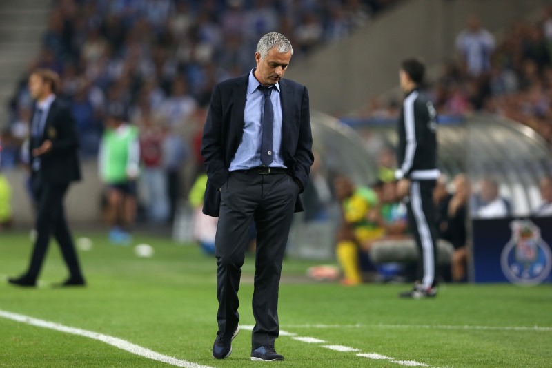 Trenér fotbalistů Chelsea José Mourinho po remíze 0:0 na půdě Dynama Kyjev v úterním zápase Ligy mistrů tvrdil, že rozhodčí londýnský tým poškodil neodpískanou penaltou. Trenér fotbalistů Chelsea José Mourinho po remíze 0:0 na půdě Dynama Kyjev v úterním zápase Ligy mistrů tvrdil, že rozhodčí londýnský tým poškodil neodpískanou penaltou.