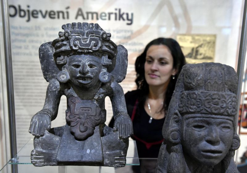 Na snímku je zapotécká urna kultury Monte Albánu (vlevo) a sádrová kopie sochy aztécké bohyně Chalchiuhtlicue. 