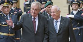 Izraelský prezident Reuven Rivlin při setkání s prezidentem Milošem Zemanem v Praze.