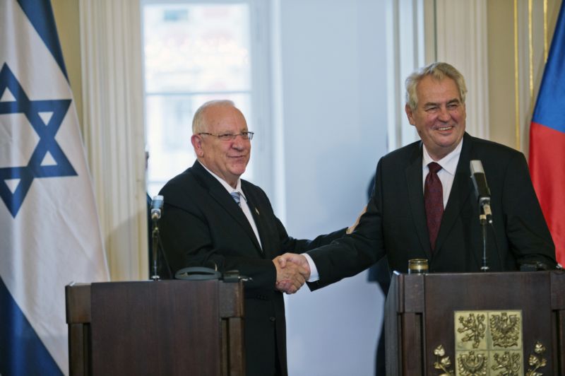 Prezident Miloš Zeman (vpravo) a izraelský prezident Reuven Rivlin vystoupili na tiskové konferenci v Praze. Prezident Miloš Zeman (vpravo) a izraelský prezident Reuven Rivlin vystoupili na tiskové konferenci v Praze.