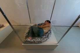 Součástí expozice je také živá instalace tvůrců skupiny Farma v Jeskyni.