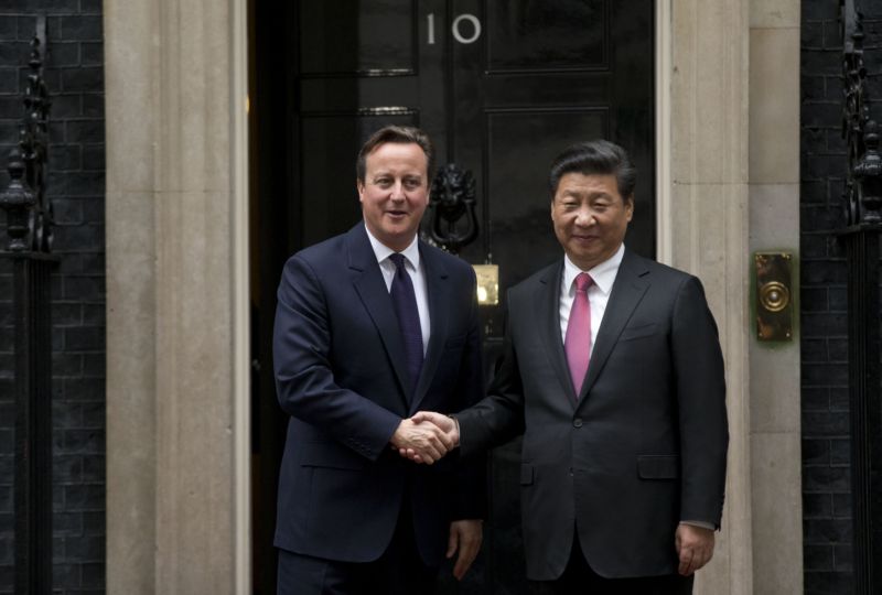 Čínský prezident Si Ťin-pching (vpravo) a britský premiér David Cameron při jejich setkání na Downing Street v Londýně. Čínský prezident Si Ťin-pching (vpravo) a britský premiér David Cameron při jejich setkání na Downing Street v Londýně.