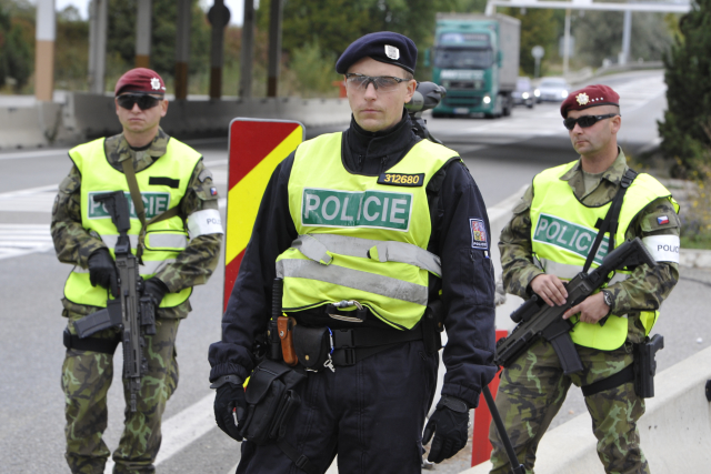 Cvičení vojáků a policistů na konci září na česko-rakouském pomezí. Cvičení vojáků a policistů na konci září na česko-rakouském pomezí.