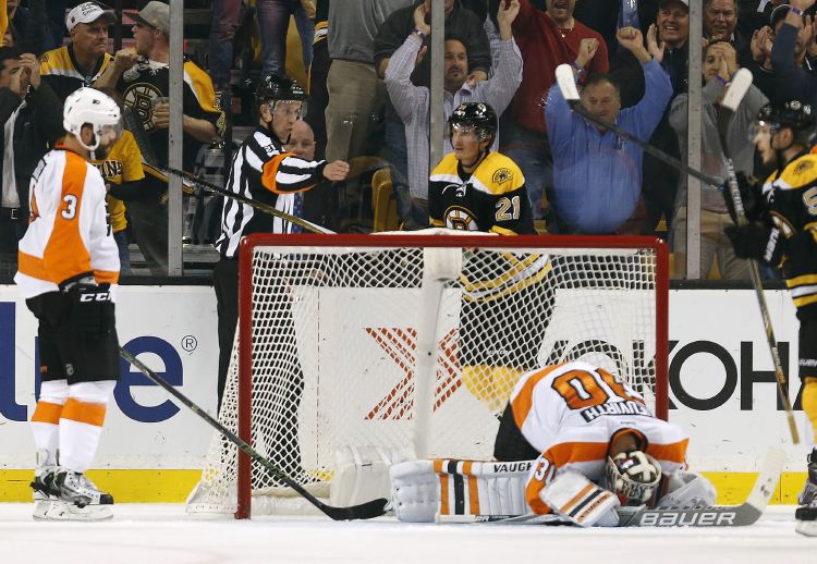 Michal Neuvirth v zápase NHL.