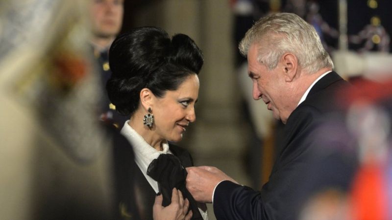 Popová zpěvačka Lucie Bílá a prezident Miloš Zeman.