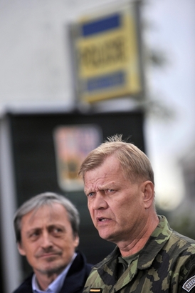 Náčelník generálního štábu Josef Bečvář (vpravo).