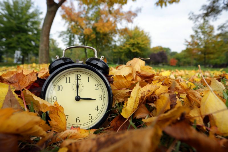 Lidé si v neděli ve 3.00 posunou hodiny o 60 minut zpět.