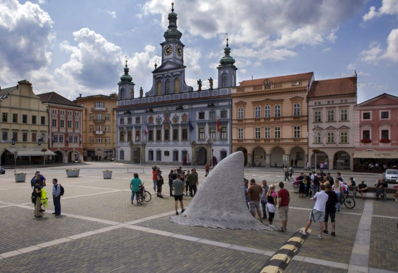 Výstava je průřezem několika století a obsahuje více než tisíc předmětů.