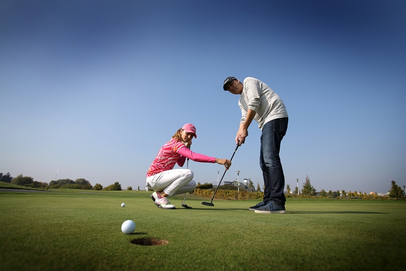 Reportéra Instinktu učila hrát golf Klára Spilková.