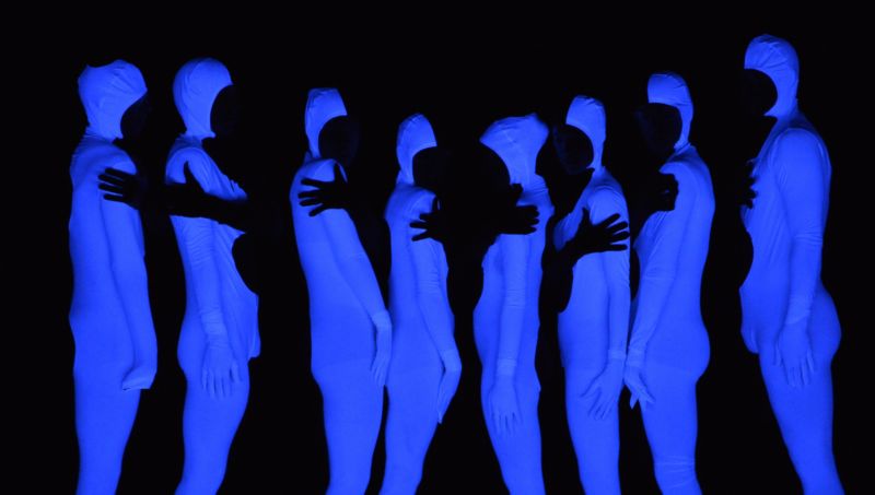 Ukázka vizuálně tanečního díla Lunar Sea - Noir Blanc choreografa Mosese Pendletona.
