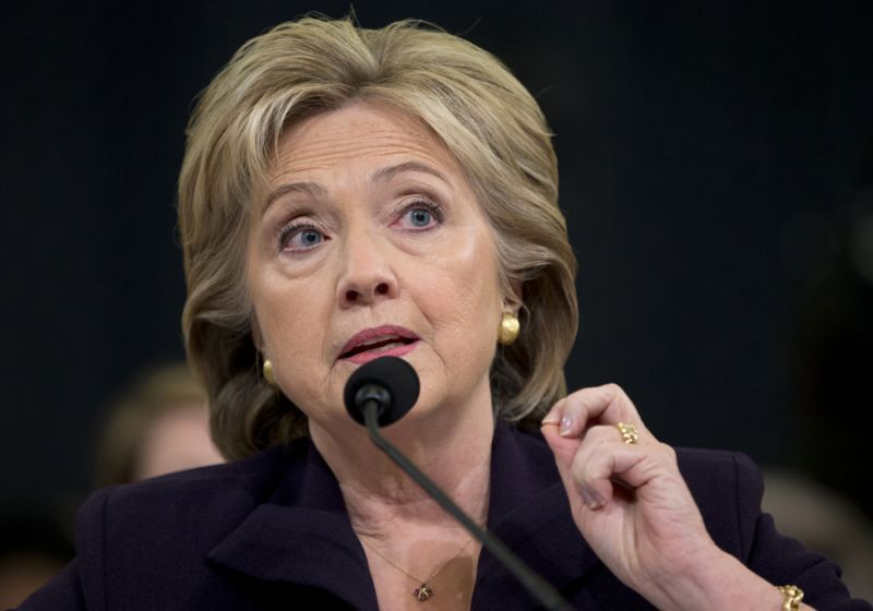 Kandidátka na prezidenta, bývalá ministryně zahraničí Hillary Clintonová svědčí v Capitolu ve Washingtonu. Kandidátka na prezidenta, bývalá ministryně zahraničí Hillary Clintonová svědčí v Capitolu ve Washingtonu.