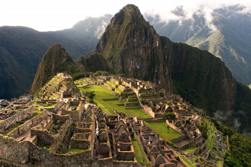 Pohled na krajinu Machu Picchu. Machu Picchu je město, které se nachází vysoko v Andách v Peru. Pohled na krajinu Machu Picchu. Machu Picchu je město, které se nachází vysoko v Andách v Peru.