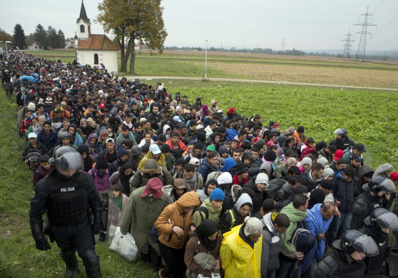 Putování migrantů v blízkosti hraničního přechodu mezi Chorvatskem a Slovinskem,