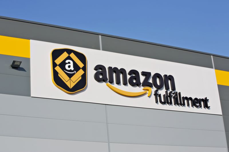 Distribuční centrum internetového obchodu Amazon v Dobrovízi u Prahy. Distribuční centrum internetového obchodu Amazon v Dobrovízi u Prahy.