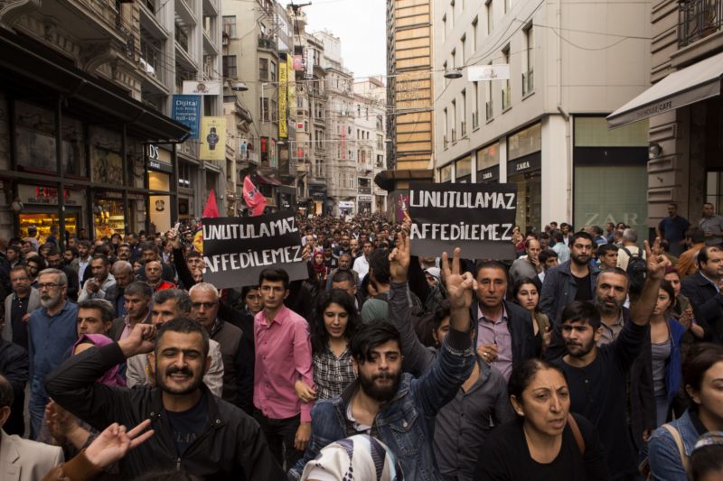 Shromáždění na protest proti bombovému útoku v Ankaře.