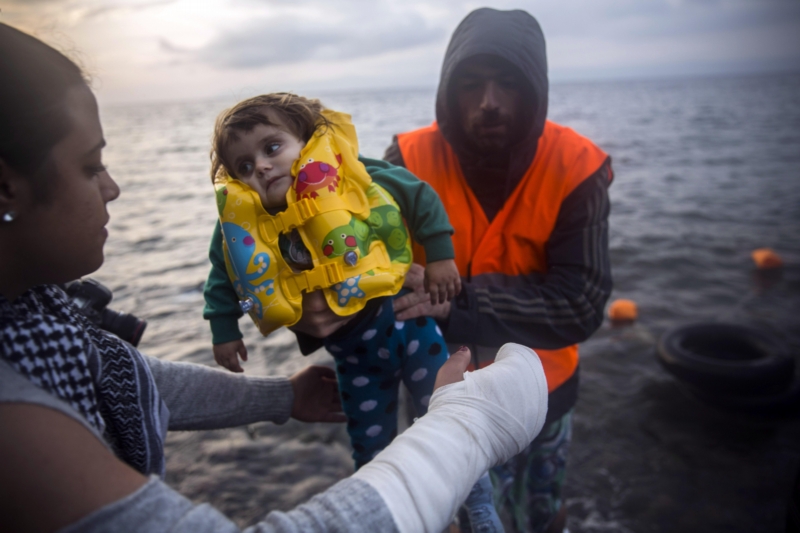 Migranti právě dorazili z Turecka do Řecka.
