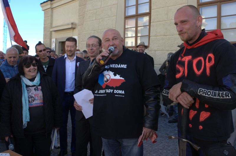 Demonstrace proti migrantům na začátku října na Hradčanském náměstí (ilustrační foto).