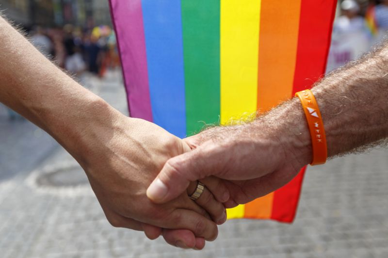 Homosexuálové by za veřejné oznámení své sexuální orientace měli zaplatit pokutu v přepočtu až dva tisíce korun a odsedět si 15 dní ve vězení. Homosexuálové by za veřejné oznámení své sexuální orientace měli zaplatit pokutu v přepočtu až dva tisíce korun a odsedět si 15 dní ve vězení.