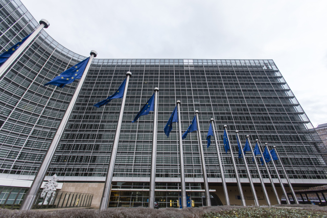 Vlajky Evropské unie před budovou Berlaymont, hlavním sídlem Evropské komise v Bruselu (ilustrační foto).