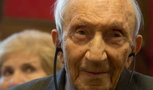 Veterán druhé světové války Gustav Singer při oslavě svých stých narozenin 16. ledna 2014 v Praze. Veterán druhé světové války Gustav Singer při oslavě svých stých narozenin 16. ledna 2014 v Praze.