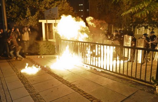Demonstranti v Prištině házeli na policisty zápalné lahve.