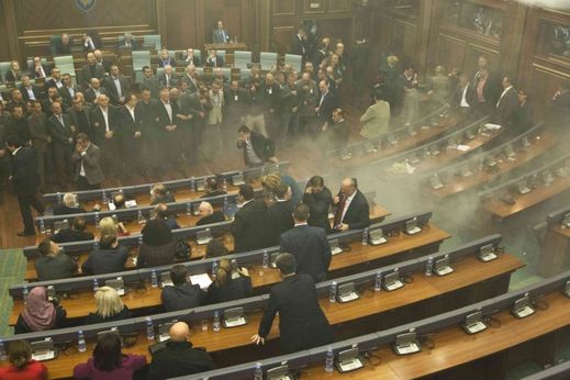 Mazaní poslanci. Slzný plyn pronesli i přes policejní kontroly.