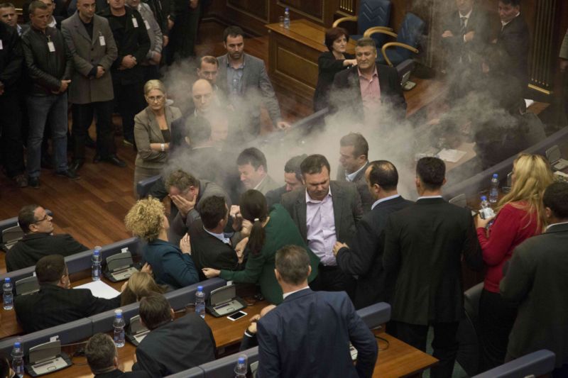 Slzný plyn v parlamentu.
