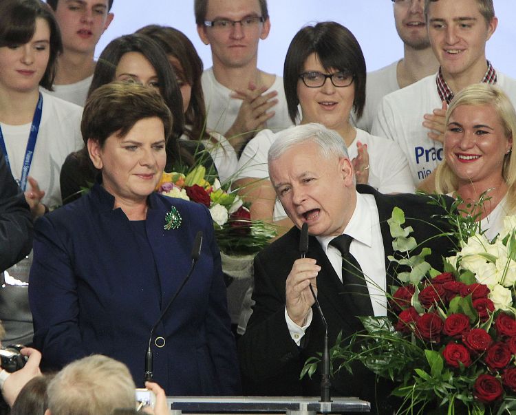 Tváře konzervativní strany Právo a spravedlnost Jaroslaw Kaczyński a Beata Szydlová.