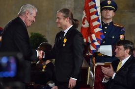 Medaili Za zásluhy převzal z rukou prezidenta Zemana houslista Pavel Šporcl.