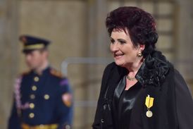 Medaili Za zásluhy převzala také koulařka Helena Fibingerová.