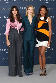 Představitelky osudových žen Jamese Bonda, Monica Bellucciová, Léa Seydouxová a Naomie Harrisová.