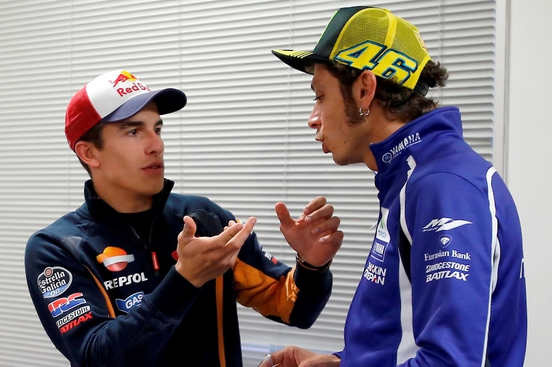 Marc Márquez (vlevo) upadl po kontaktu s Valentinem Rossim.