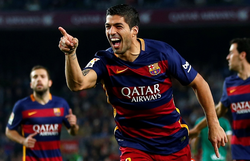 Útočník Luis Suárez v neděli stylově oslavil roční výročí svého debutu za Barcelonu, když hattrickem rozhodl o domácí výhře 3:1 nad Eibarem. 