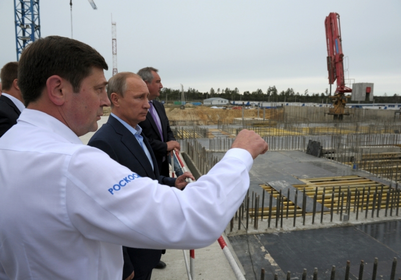 Ruský prezident Vladimir Putin (druhým vlevo) během návštěvy na staveništi Vostochny, Rusko Ruský prezident Vladimir Putin (druhým vlevo) během návštěvy na staveništi Vostochny, Rusko