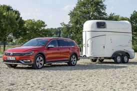 Passat Alltrack zvládne bez problémů i jízdu s přívěsem.