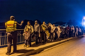 Příval uprchlíků způsobuje problémy policistům z obou zemí.