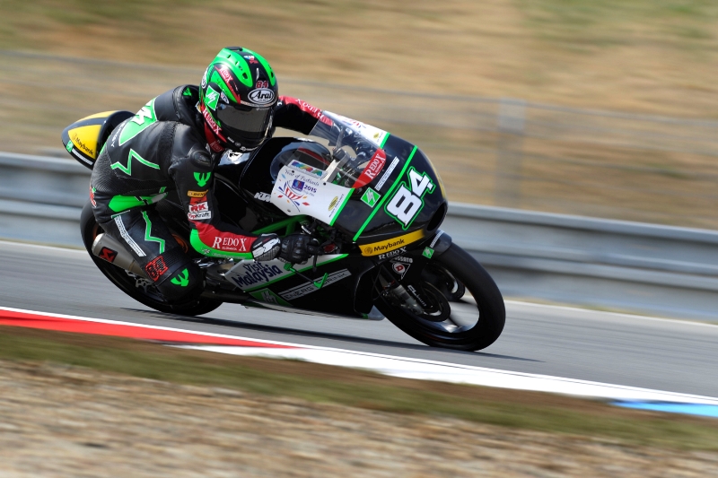 Motocyklový závodník Jakub Kornfeil bude podle očekávání pokračovat v mistrovství světa ve třídě Moto3 v malajsijském týmu Drive M7 SIC. Motocyklový závodník Jakub Kornfeil bude podle očekávání pokračovat v mistrovství světa ve třídě Moto3 v malajsijském týmu Drive M7 SIC.