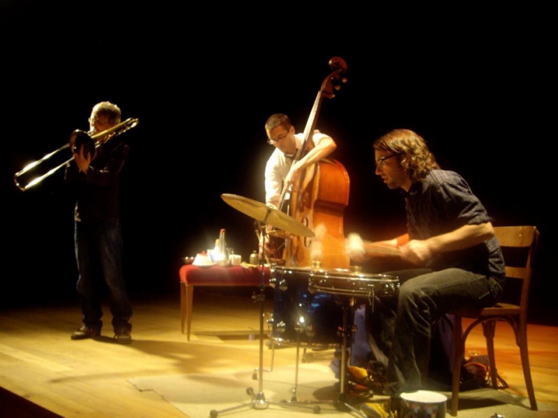 Na pražský festival Alternativa zavítá improvizující trio The Astronomical Unit. Na pražský festival Alternativa zavítá improvizující trio The Astronomical Unit.