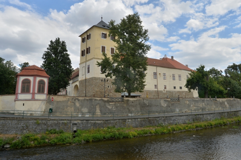 Městu Horažďovice na Klatovsku hrozí, že se na jeho území zbuduje hlubinné úložiště jaderného odpadu. Na snímku místní zámek, který je dominantou centra města. Městu Horažďovice na Klatovsku hrozí, že se na jeho území zbuduje hlubinné úložiště jaderného odpadu. Na snímku místní zámek, který je dominantou centra města.