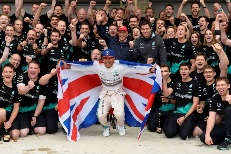 Lewis Hamilton se raduje s týmem Mercedes.